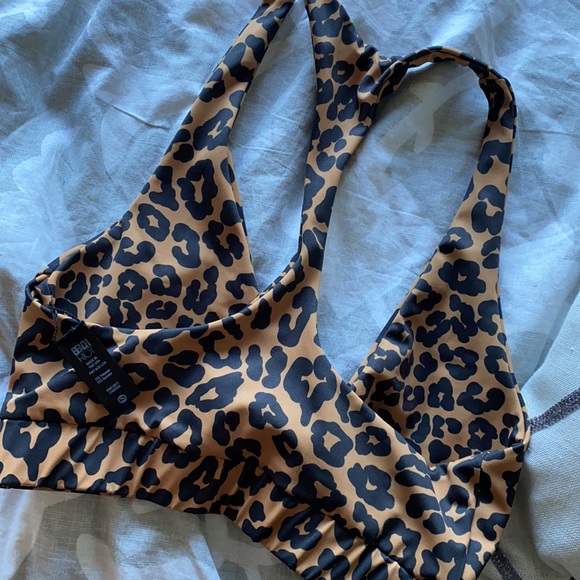 Beach Riot Twist Sports Bra - Picture 3 of 4